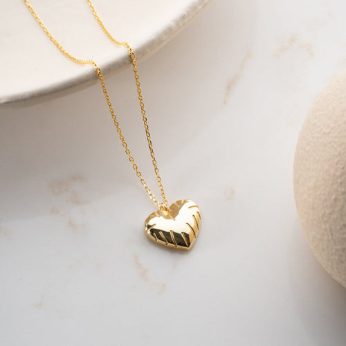 Silberne BOMB HERZ Halskette aus 925 Silber von AURIME, detailreiche Herz-Anhänger, elegante Schmuckstück für Damen