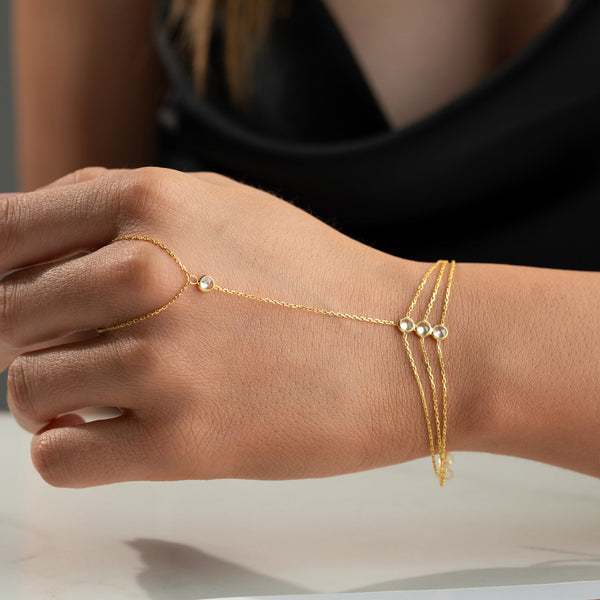 Sterling Silber MIBUZU Handkette von AURIME, feine silberne Handkette mit filigranen Details, auf heller Oberfläche fotografiert