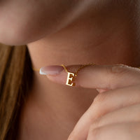 Mini Buchstaben-Halskette aus 925 Silber von AURIME, detailreiche Kette mit kleinen Buchstabenanhängern, elegante Schmuckkreation