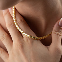Elegante AURIME 925 Silber Halskette mit Granaten, filigranes Design, sichtbar auf dem Bild.
