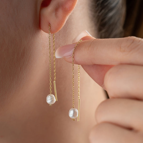 AURIME ERE PEARL Ohrringe aus 925 Silber, mit weißen Perlen, elegante Schmuckstücke auf weißem Hintergrund.