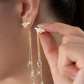 Silberne Ohrringe von AURIME, MIRIZO Design, aus 925er Silber, glänzend und elegant, nah aufgenommen in natürlichem Licht