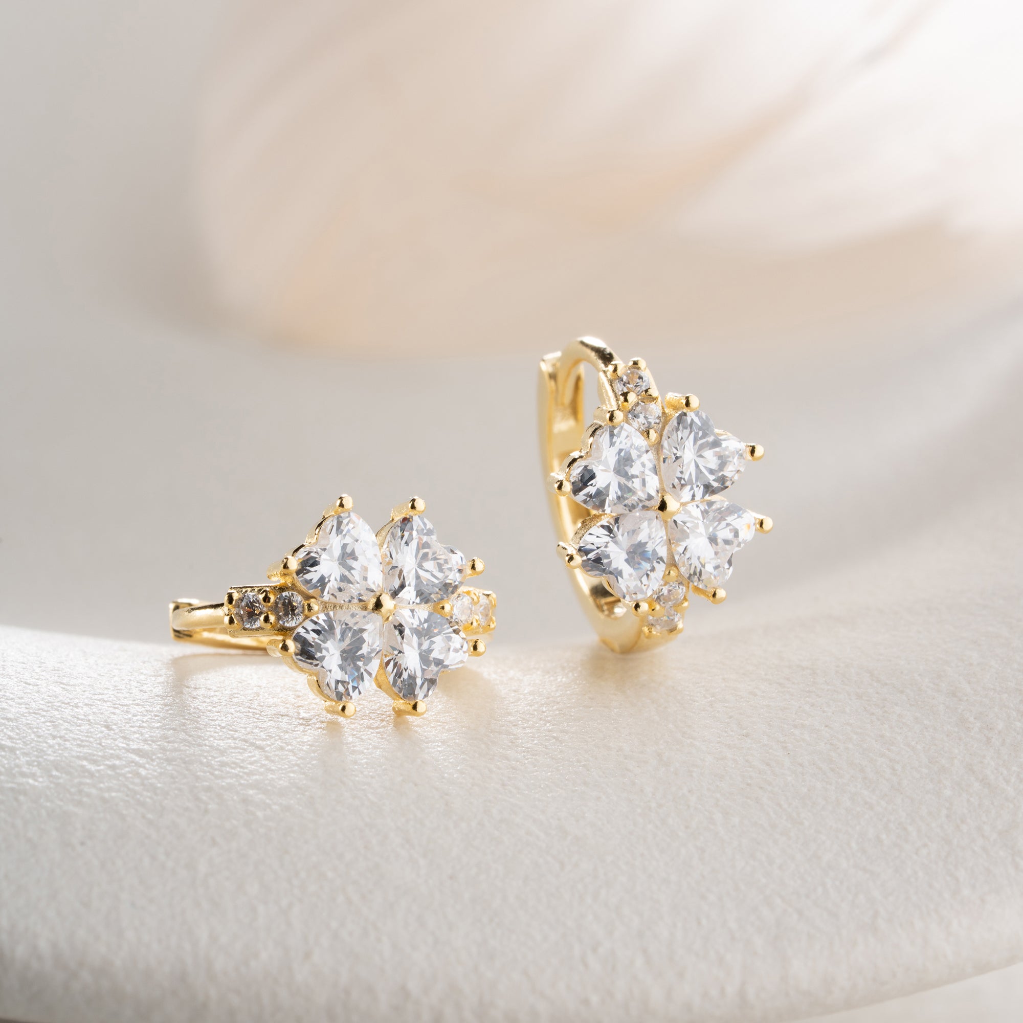 MINIMALISTISCHE BLUME MIT KRISTALLSTEIN OHRRINGE | 925 SILBER
