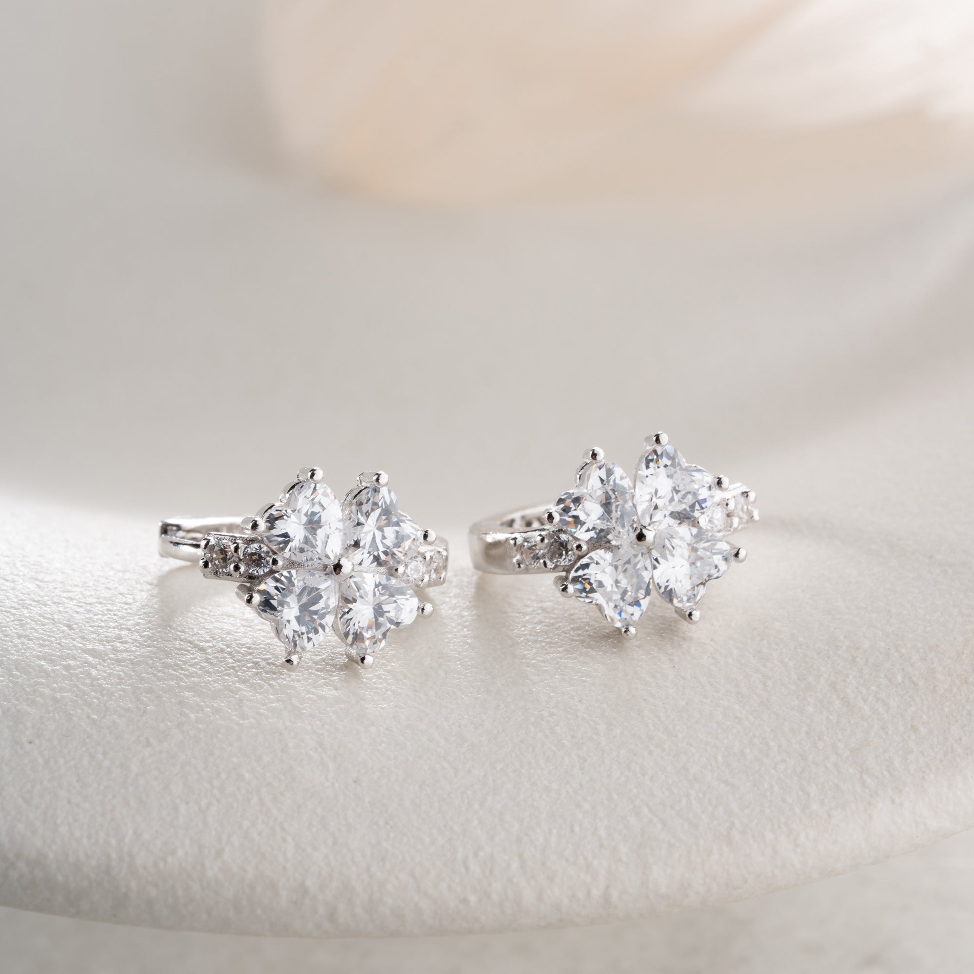MINIMALISTISCHE BLUME AUS SILBER MIT KRISTALLSTEIN OHRRINGE | 925 SILBER