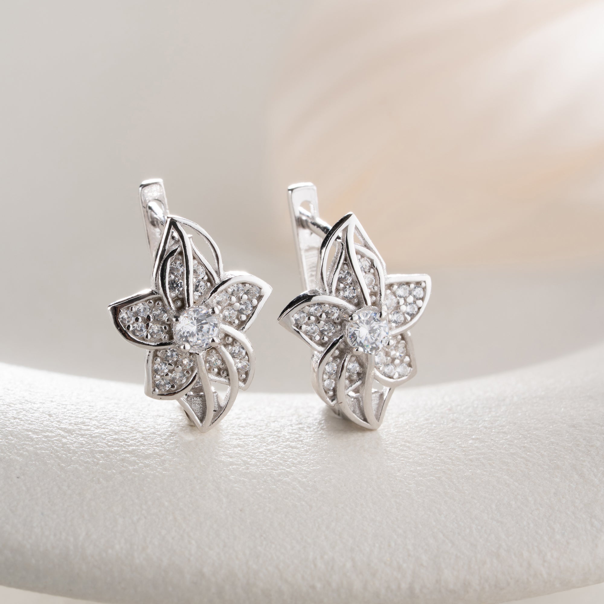 MINIMALISTISCHE SILBERBLUME MIT STEIN OHRRINGE | 925 SILBER