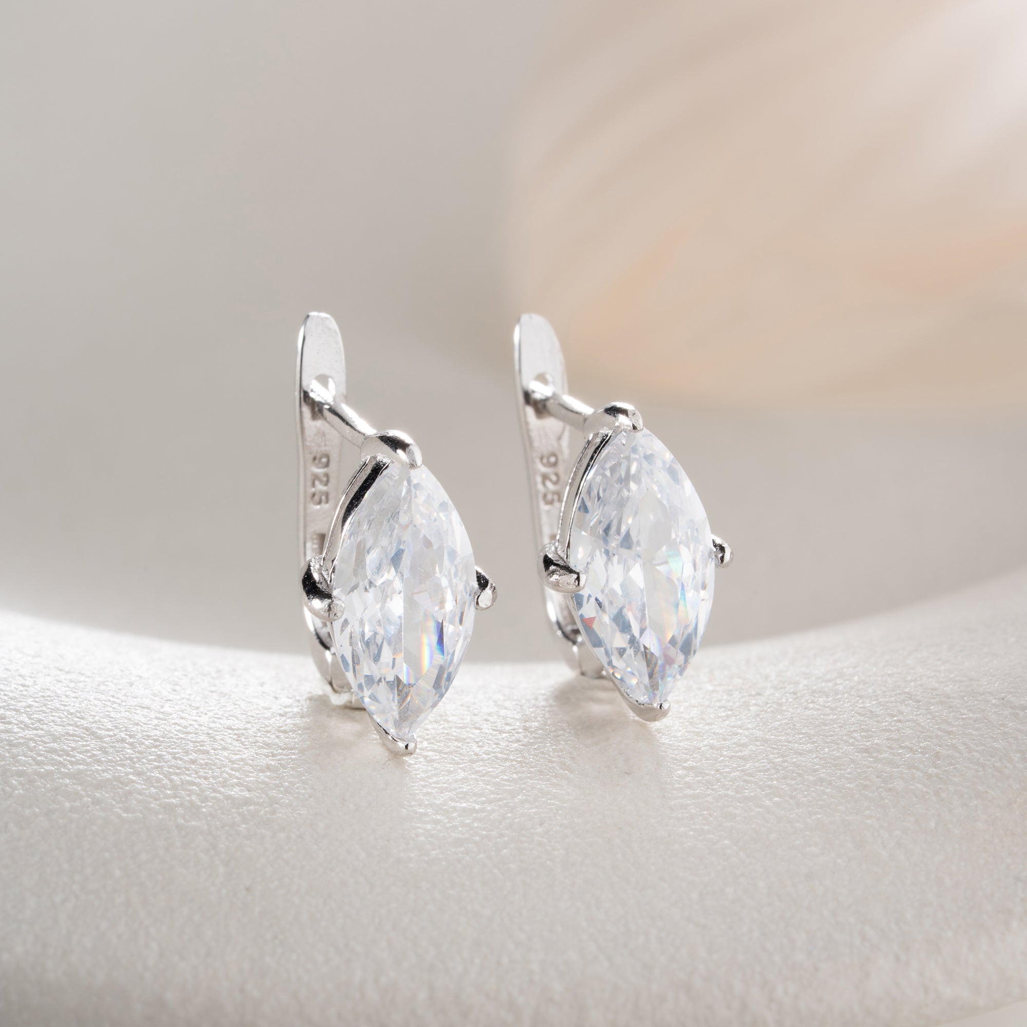MINIMALISTISCH MIT MARQUISE-STEIN OHRRINGE | 925 SILBER