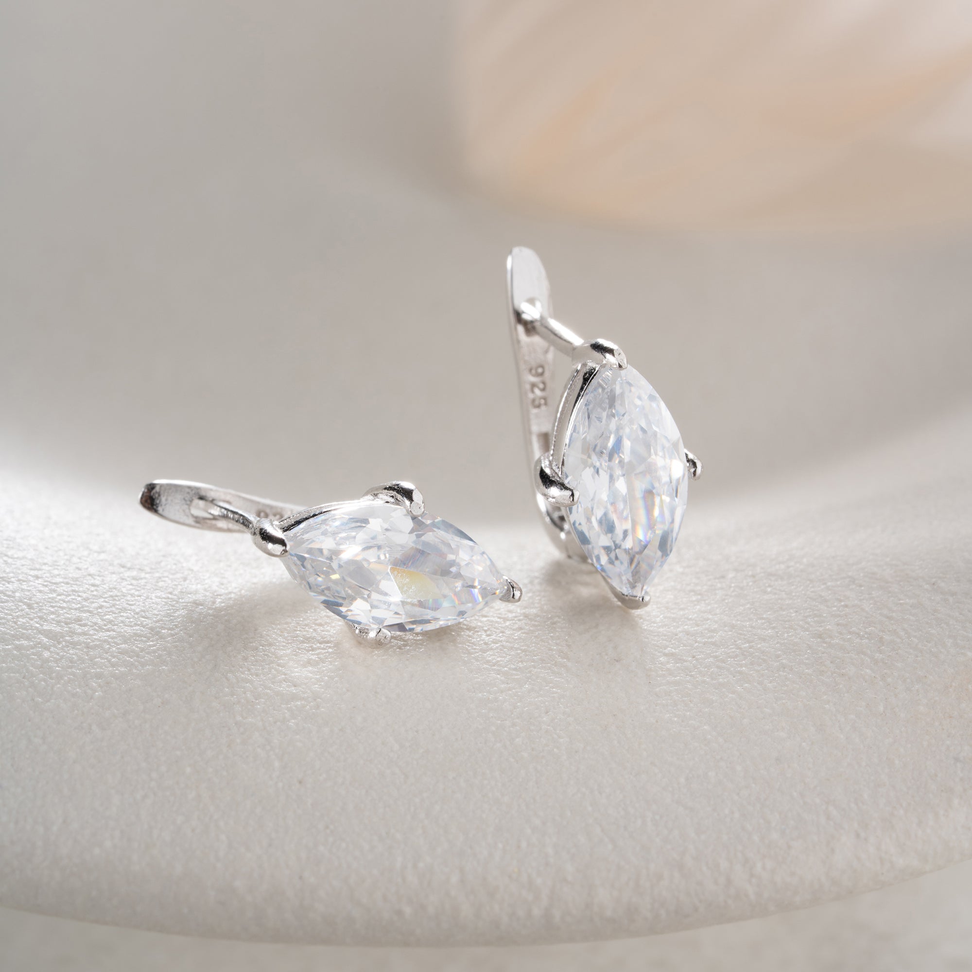 MINIMALISTISCH MIT MARQUISE-STEIN OHRRINGE | 925 SILBER