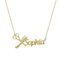 Schmuckbild mit AURIME Namensketten Anhänger aus 925 Silber, personalisierte Kette mit Gravur auf hellem Hintergrund