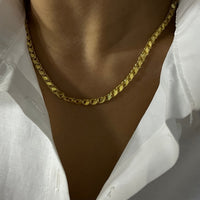 Elegante GERSTEN Halskette aus 925 Silber von AURIME, detailliertes Design und feine Kette sichtbar.