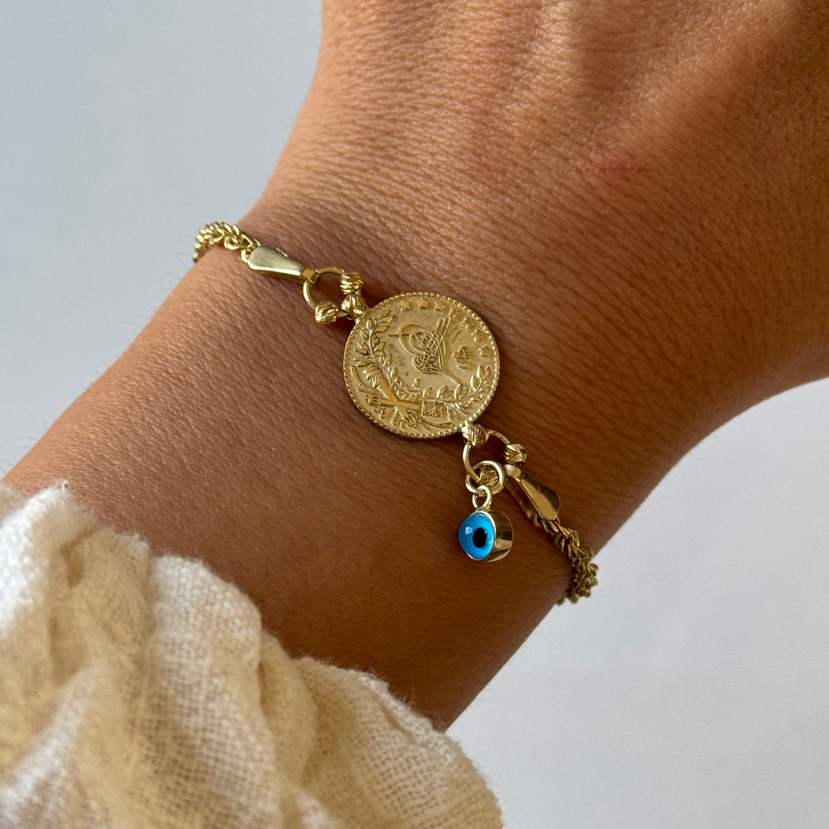 Silbernes WIRBEL RESAT NAZAR Armband von AURIME, 925er Silber, mit spiralförmigem Design und schützender Nazar-Attrappe.