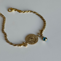 Silbernes WIRBEL RESAT NAZAR Armband von AURIME aus 925er Silber mit spiralförmigem Design und Nazar-Motiv.