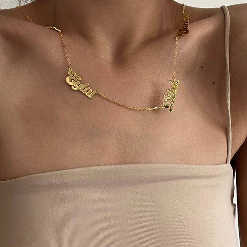 Vier Namensketten aus 925 Silber von AURIME, detailreiche Silberschmuck mit individuellen Namensgravuren sichtbar.