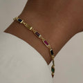 Buntes Armband aus 925 Silber mit quadratischem Baguette Stein, von AURIME, detailreiche Schmuckdetailaufnahme