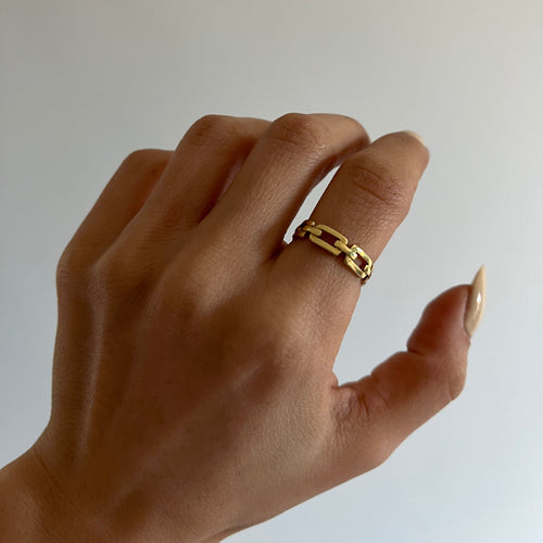 Silberner Ring mit Kette im Ring-Design aus 925er Silber von AURIME, detailreiche Schmuckstückaufnahme