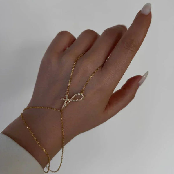 Handkette mit Buchstabenanhängern aus 925 Silber von AURIME, detailreiche Kette mit personalisierten Buchstaben.