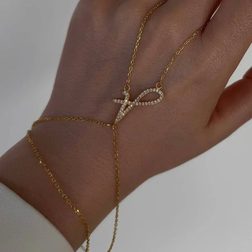 Handkette mit Buchstaben-Anhängern aus 925 Silber von Aurime, detailreiche Kette mit individuellen Buchstaben.