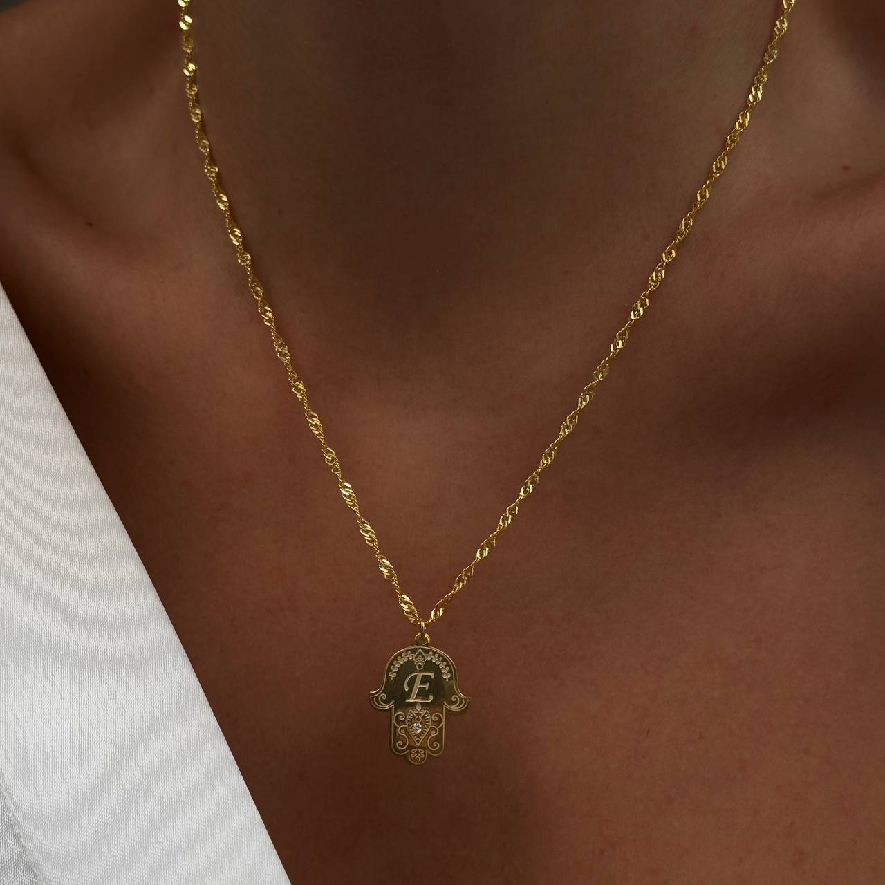 FATIMAS HAND MIT WUNSCHBUCHSTABE aus 925 Silber - Hochwertiger Schmuck - AURIME