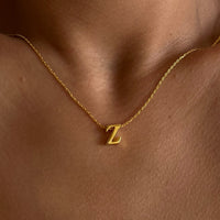 Mini Buchstaben Halskette aus 925 Silber von AURIME, mit kleinen silbernen Buchstabenanhängern, detailreiche Kette auf weißem Hintergrund
