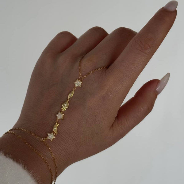 Mini NYX Charm-Handkette aus 925er Silber von AURIME, detailreiche Kette mit Anhänger, elegante Schmuckstück im Bild