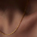 Silberne HELIX Halskette aus 925 Silber von AURIME, detailliertes Design, liegt auf hellem Hintergrund