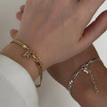 Silbernes BIG GOURMET Buchstaben Partnerarmband von AURIME, 925 Silber, handgefertigt, mit individuellen Buchstaben.