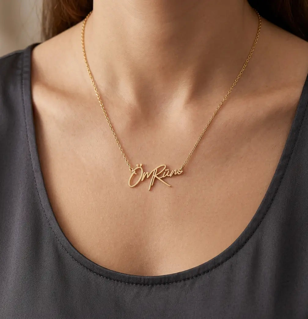 Personalisierte AURIME ÖMRÜM Halskette aus Schmuck mit graviertem Namensanhänger, elegantes Accessoire für Frauen.