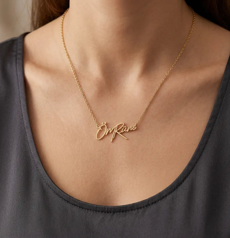 Personalisierte AURIME ÖMRÜM Halskette aus Schmuck mit graviertem Namensanhänger, elegantes Accessoire für Frauen.