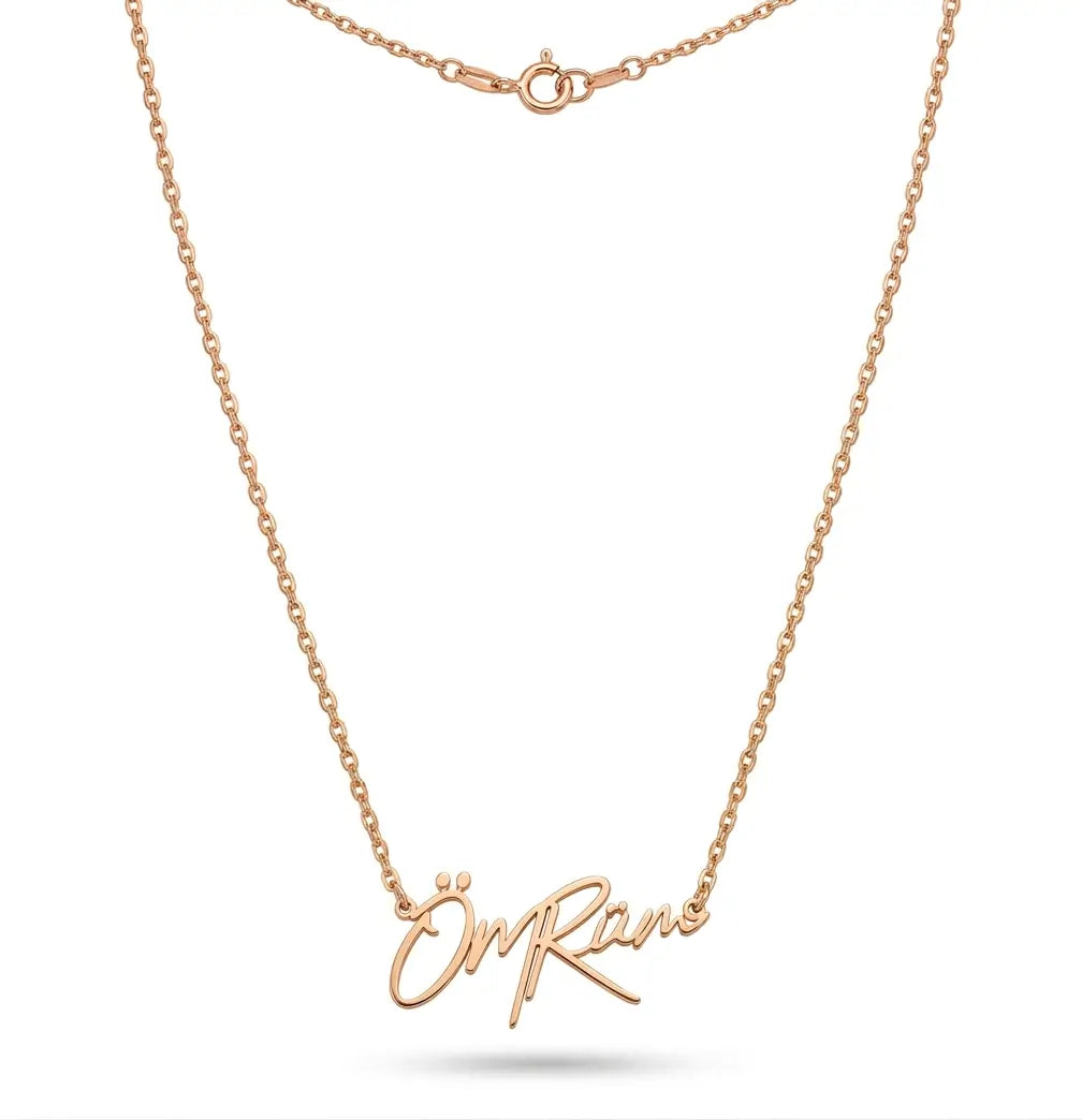 Personalisierte AURIME Schmuck-Halskette in Roséfarbe, elegantes Accessoire mit individuellem Gravurdesign.