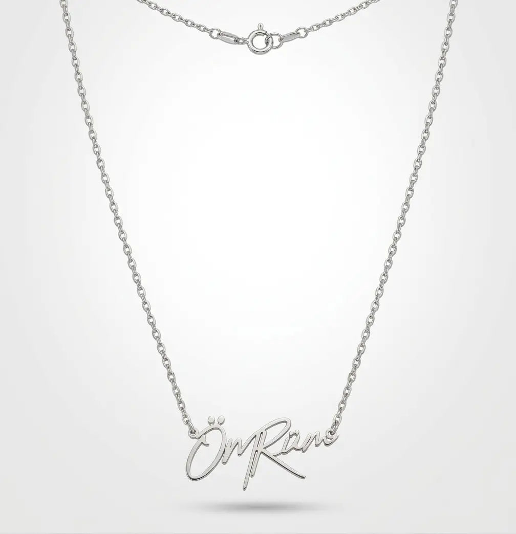 Personalisierte Silber-Halskette von AURIME, elegantes Schmuckstück mit individuellem Anhänger, auf weißem Hintergrund.