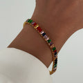 Buntes Armband von Aurime, farbige Schmuckarmbänder mit lebendigen Designs, auf hellem Hintergrund fotografiert