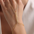 Silberne VYNA Handkette aus 925er Silber von Aurime, zarte und elegante Schmuckkette mit filigranem Design.