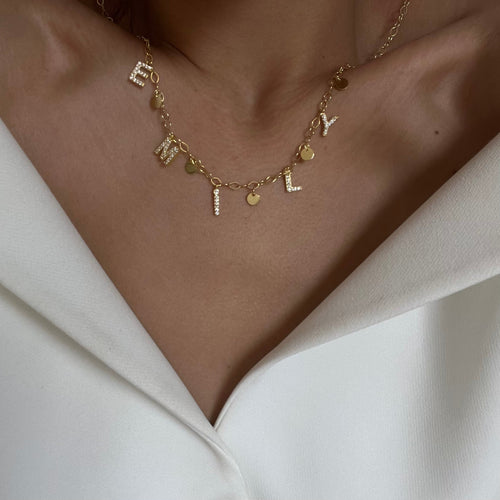 Silberne Kette mit Namensanhänger aus 925er Silber von AURIME, detailreiche Kette auf weißem Hintergrund