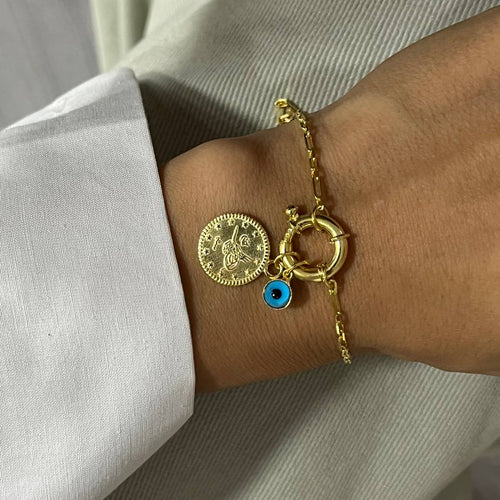 Silbernes Nazar-Armband von AURIME aus 925 Silber, detailliertes Schmuckstück mit Nazar-Motiv, auf weißem Hintergrund.