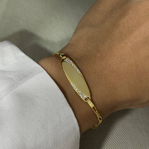Baby-Namensarmband mit Ketten-Design aus 925 Silber von Aurime, personalisierte Namensgravur auf dem Armband sichtbar.