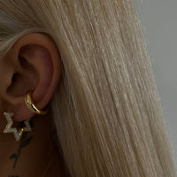 Halb Stern Ohrring aus 925 Silber von AURIME, detailreiche Schmuckgestaltung, glänzender Ohrschmuck in Nahaufnahme