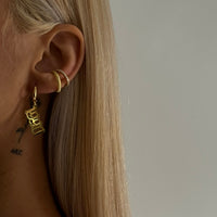 Gothic Jahreszahl Ohrring aus 925 Silber von AURIME, detailreiche Design mit dunklem Finish, sichtbar im Close-up.
