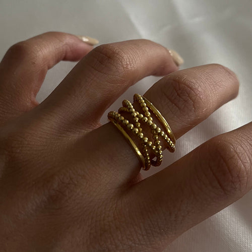 Schöner Adventure-Ring aus 925 Silber von AURIME, detailreiche Gravur mit Naturmotiven, glänzende Oberfläche, Nahaufnahme